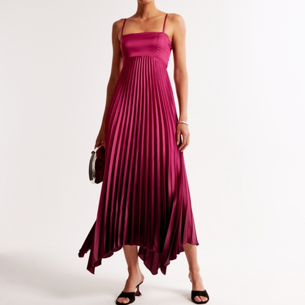 The A&F Giselle Clasp-Back Pleated Midi Dress in Green